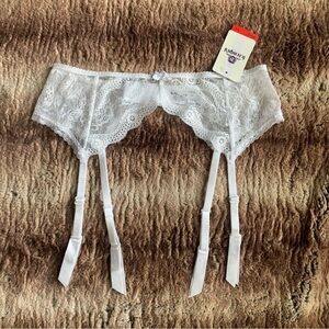 B.tempt'd Lace Kiss Garter Belt White